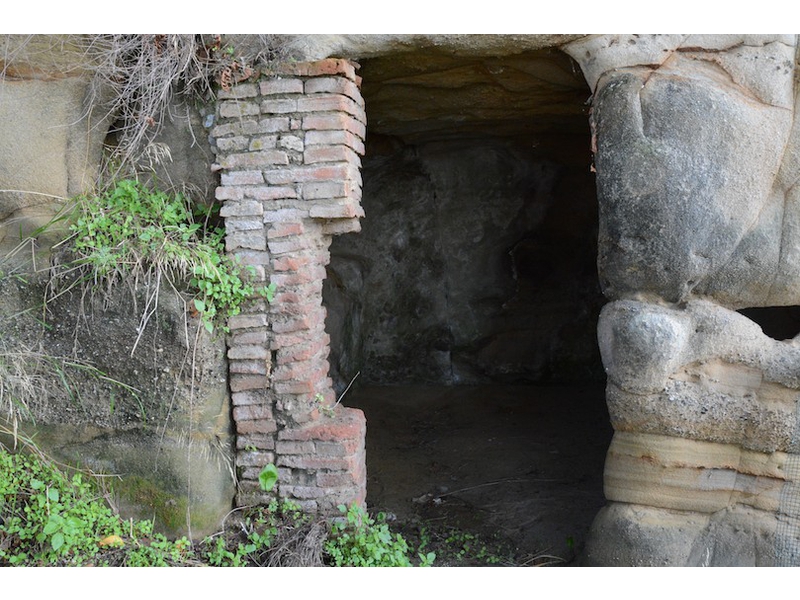 Antiche grotte scavate nel tufo